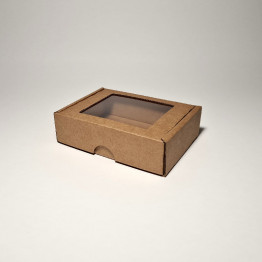 11.5 x 8.5 x 3 cm - kartona kastes ar logu