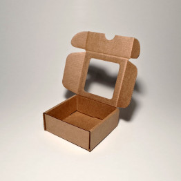 8.5 x 8.5 x 3.5 cm - kartona kastes ar logu
