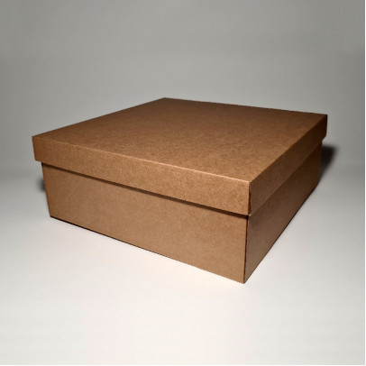 31 x 31 x 12 cm - kartona kastes ar vāku