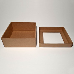 19 x 19 x 8 cm - kartona kastes ar vāku
