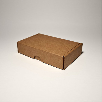 13.5 x 9 x 3 cm - kartona kastes