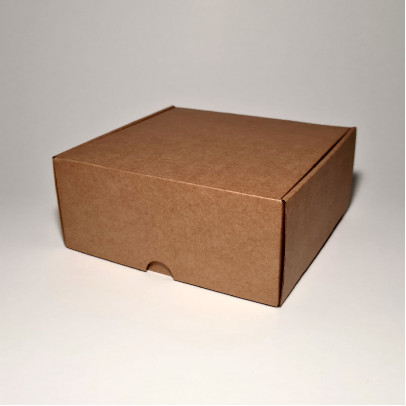 18.5 x 18 x 8 cm - kartona kastes
