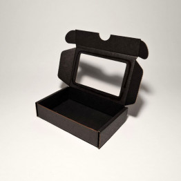 13.5 x 9 x 3 cm - kartona kastes ar logu